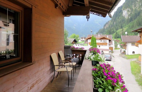 Burgstall Apartment | Beautiful apartment for 10 people with WIFI, TV and balcony