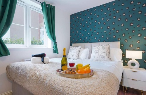Northampton Apartment | Beautiful Apartment - Close to City Centre - Free Parking, Fast Wifi, SmartTV with Sky TV and Netflix by Yoko Property