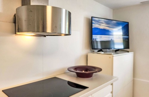 Gordola Apartment | Beautiful apartment for 2 people with A/C, WIFI, TV, patio, pets allowed and panoramic view