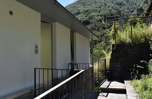Centovalli Apartment | Beautiful apartment for 2 people with WIFI, pool, TV, patio, pets allowed and panoramic view