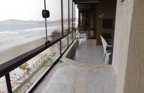Itapema Apartment | Beautiful apartment facing the sea in Meia Praia, Itapema.