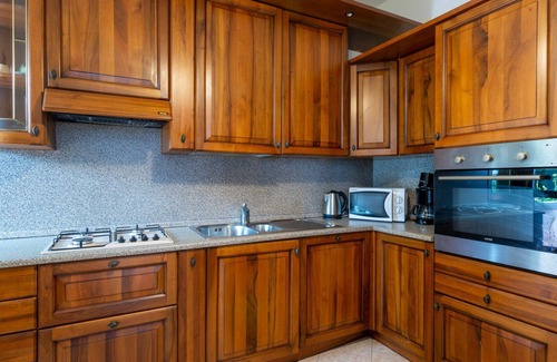 Aurogna Apartment | Beautiful apartment for 9 guests with hot tub, WIFI, TV, patio, pets allowed and parking