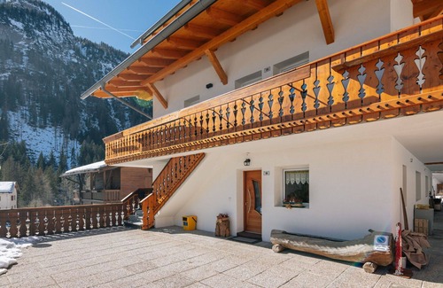 Penia Apartment | Beautiful apartment for 6 people with WIFI, TV, patio and parking