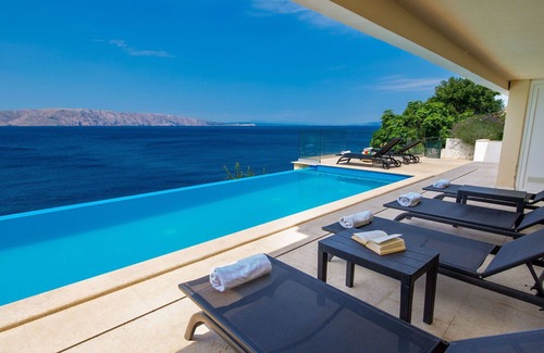 Senj Apartment | Beautiful apartment for 2 people with pool, A/C, WIFI, TV, terrace and pets allowed
