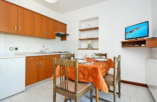 Valica Apartment | Beautiful apartment for 4 guests with WIFI, A/C, pool, TV and balcony