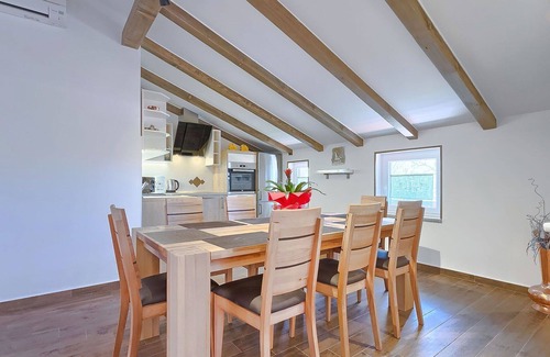Valica Apartment | Beautiful apartment for 6 guests with WIFI, A/C, private pool, TV and terrace