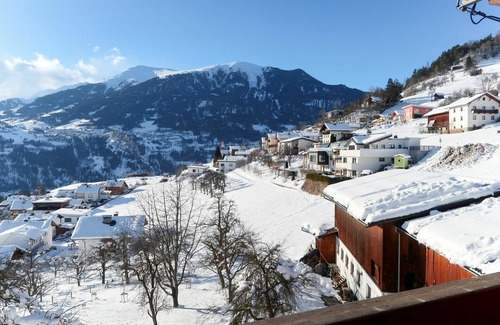 Kauns Apartment | Beautiful apartment for 6 guests with WIFI, TV, balcony, pets allowed and parking