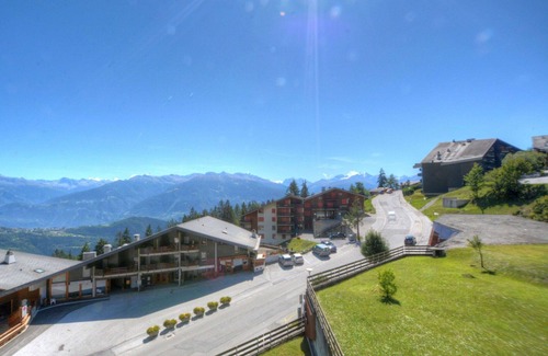 Ayent Apartment | Beautiful apartment for 8 guests with hot tub, TV and balcony