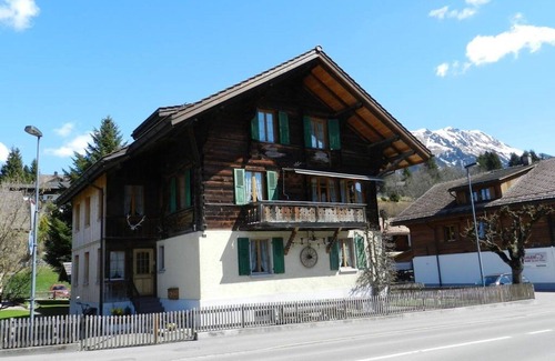 Gstaad Apartment | Beautiful apartment for 4 guests with WIFI, TV, pets allowed and parking