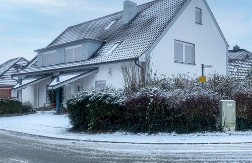 Norddeich Apartment | Beautiful apartment for 4 people with WIFI, TV, balcony, pets allowed and parking
