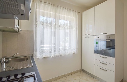 Buzet Apartment | Beautiful apartment for 5 guests with hot tub, A/C, WIFI, TV and terrace