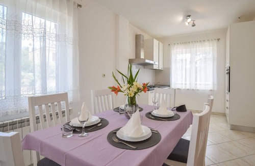 Buzet Apartment | Beautiful apartment for 5 guests with hot tub, A/C, WIFI, TV and terrace