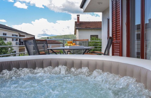 Buzet Apartment | Beautiful apartment for 5 guests with hot tub, A/C, WIFI, TV and terrace