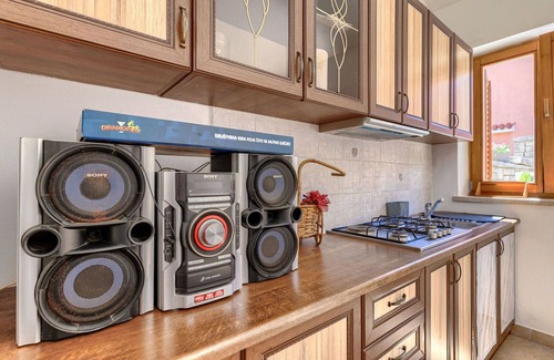 Bibici Apartment | Beautiful apartment for 4 people with WIFI, private pool, A/C, TV, pets allowed and parking