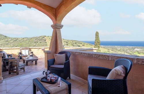 Schifoni Apartment | Beautiful apartment for 6 people with WIFI, A/C, TV, patio, pets allowed and parking