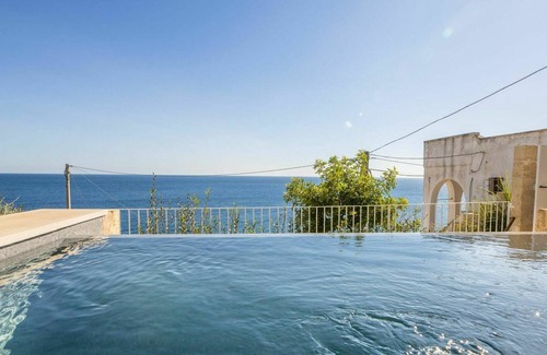 Marina di Marittima Apartment | Beautiful apartment for 3 people with A/C, private pool, WIFI, TV, terrace and parking