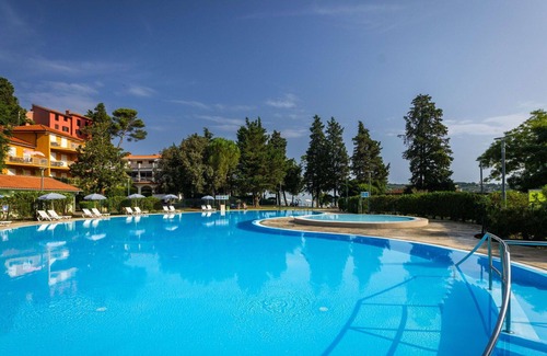 Strunjan Apartment | Beautiful apartment for 6 guests with WIFI, A/C, pool, TV, terrace, pets allowed and panoramic v.
