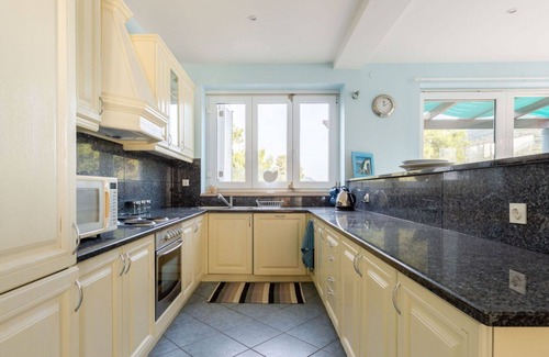 Mali Ston Apartment | Beautiful apartment for 4 guests with A/C, WIFI, hot tub, TV, balcony and parking