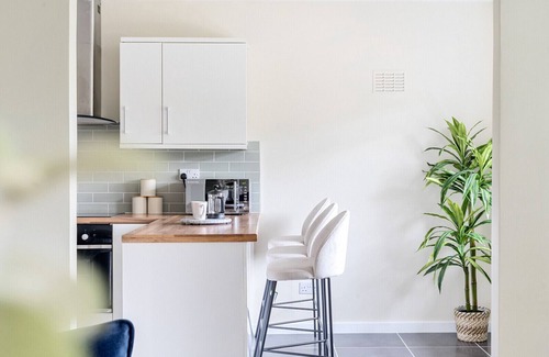 Esher Apartment | Beautiful apartment in Claygate Village