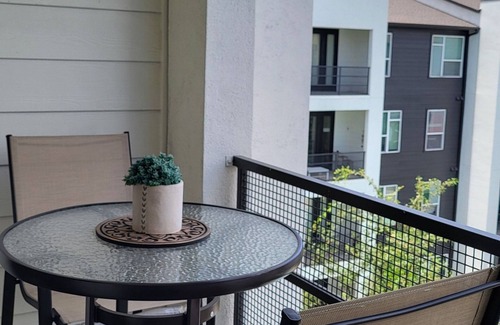 Dallas Apartment | Beautiful apartment in charming Dallas with fitness room and AC