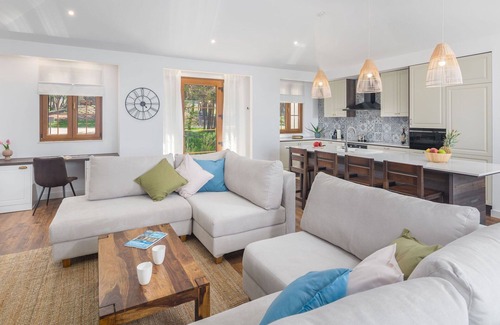Bale House | Beautiful apartment in villa with hot tub, A/C, private pool, WIFI, TV, terrace and pets allowed