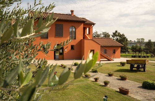 Larciano House | Beautiful apartment in villa for 2 guests with A/C, WIFI, pool and TV