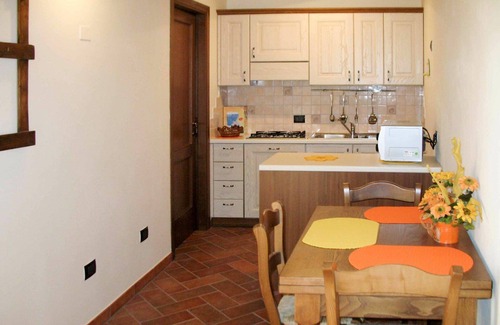 Montecarlo Villa | Beautiful apartment in villa for 6 guests with WIFI, pool, TV, patio and pets allowed