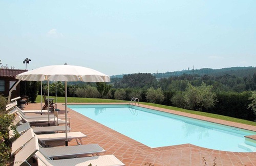 Montecarlo Villa | Beautiful apartment in villa for 6 guests with WIFI, pool, TV, patio and pets allowed