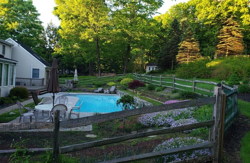 Redding Ridge Apartment | Beautiful apartment in rural Redding surrounded by New Enland foliage