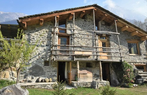 Piuro House | Beautiful apartment in villa for 2 people with terrace, pets allowed and parking