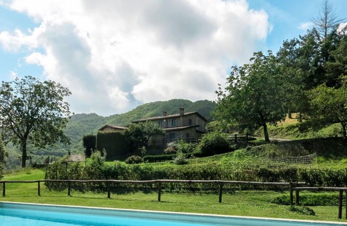 Molazzana Villa | Beautiful apartment in villa for 2 guests with WIFI, pool, TV, patio and parking