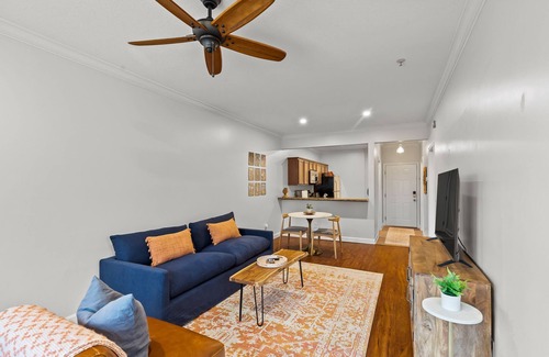 Auburn Apartment | Beautiful Apartment Steps from Downtown Auburn - Pool!