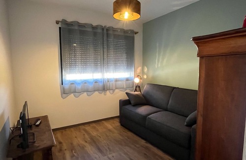 Meximieux Apartment | Beautiful apartment with terrace, facing Pérouges, quiet, close to center
