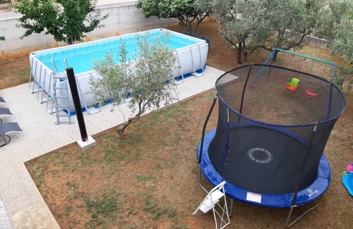 Bibinje Apartment | Beautiful apartment with a large garden and sea views