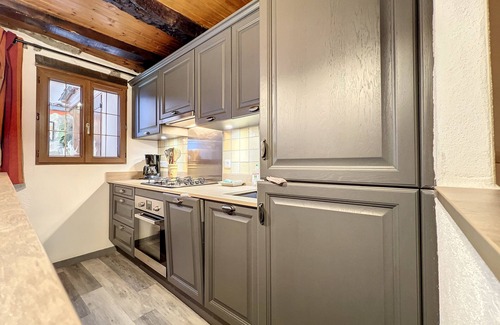 Aups Apartment | Beautiful apartment with patio in the heart of the village