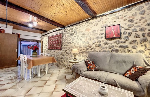 Aups Apartment | Beautiful apartment with patio in the heart of the village