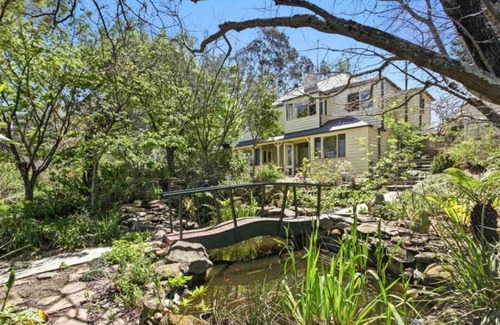 Hazelbrook Cottage | Beautiful Architecturally Designed Cottage in Blue Mountains w/Valley Views