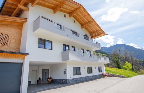 Hainzenberg Apartment | Beautiful apartment for 4 guests with WIFI, TV, balcony and parking