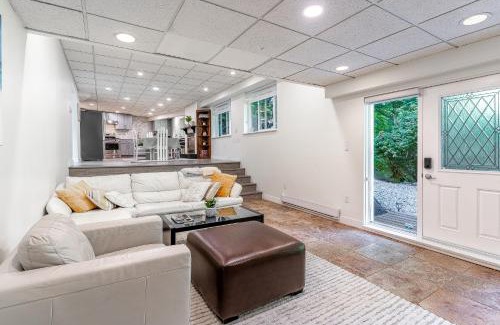 Canyon Heights House | Beautiful Autumn Getaway in Scenic North Vancouver