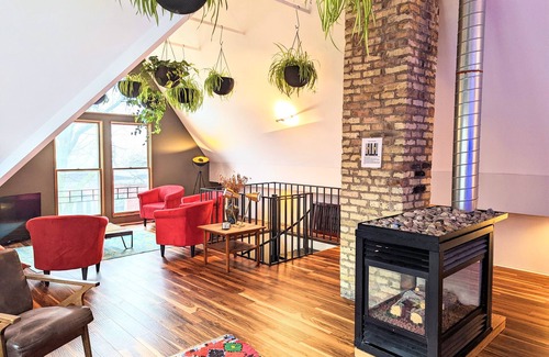 Bay View Apartment | Beautiful Bayview 2 Story Loft w/Skylights, Wetbar