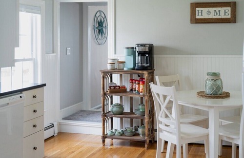 Bristol Cottage | Beautiful Beach Cottage in Downtown Bristol