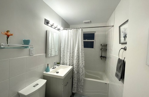 Westboro Apartment | Beautiful Beach House in Trendy Neighbourhood