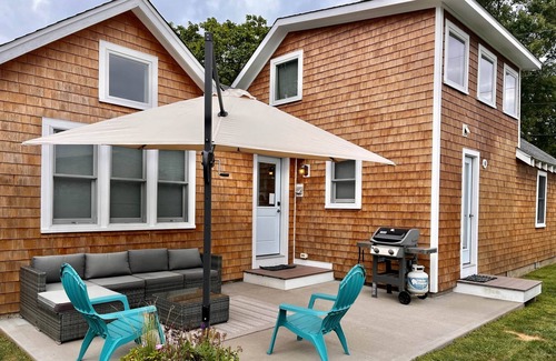 Snug Harbor House | Beautiful Beach Cottage 1 Mile From East Matunuck Beach