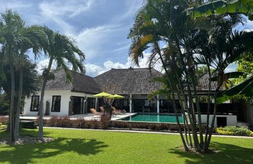 Kalisada Villa | Beautiful Beach Villa Nujum with staff.