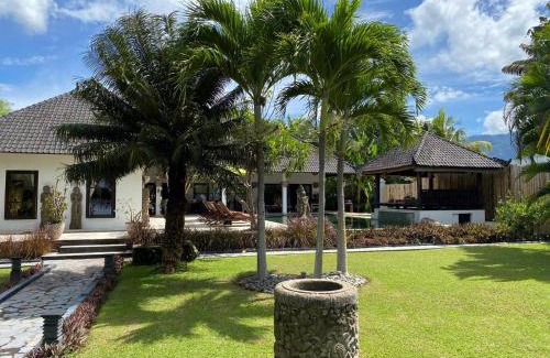 Kalisada Villa | Beautiful Beach Villa Nujum with staff.