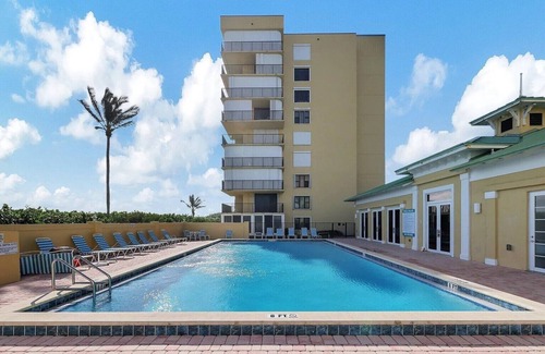 Hutchinson Island South Condo | Beautiful BEACHFRONT in HUTCHINSON ISLAND, Fl. 2 Bed 2 Bath. TOTALLY RENOVATED.