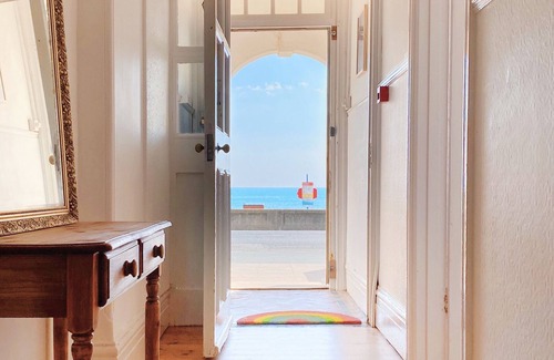 Seaford Apartment | Beautiful beachfront apartment with amazing uninterrupted sea views!