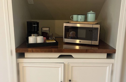 Madison Center Apartment | Beautiful Beachy Guesthouse, Antiques & Charm, 5 Min to Beach & Town