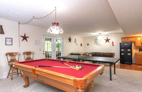 McGaheysville House | Beautiful Big Resort Home,Views, Pool table, Ping Pong, Air Hockey, Foosball