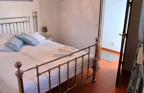 Caldas da Rainha Bed & Breakfast | Beautiful bnb with tranquil gardens offering well appointed rooms.
